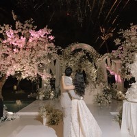 Dekorasi acara juga tak kalah bikin salfok. Serba putih, dekorasi pernikahan Yunita dan Wicky tampak simpel namun elegan dengan dipenuhi bunga. Foto: Instagram/@yunitasiregar