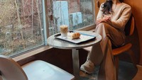 Pakaian bergaya casual kerap dikenakan. Tak jarang ia akan menyocokkan warna pakaiannya dengan suasana kafe yang disambanginya. Foto: Instagram/yunitasiregar