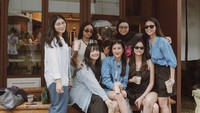Tak hanya sendirian, Yunita Siregar senang bepergian mengajak rombongan. Bersama teman-temannya mereka bersantai di kafe sebelum menelusuri Korea Selatan. Foto: Instagram/yunitasiregar