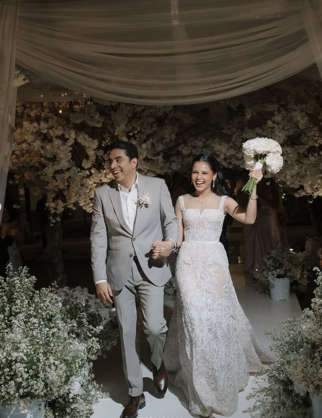 Pemeran Kaluna dalam film Home Sweet Loan, Yunita Siregar, baru saja membagikan kabar bahagia pernikahannya dengan seorang produser film, Wicky Victor Olindo. Foto-foto pernikahannya tersebut dibagikan Yunita melalui akun Instagram pribadi. Foto: Instagram/@yunitasiregar