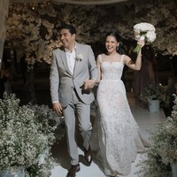 Pemeran Kaluna dalam film Home Sweet Loan, Yunita Siregar, baru saja membagikan kabar bahagia pernikahannya dengan seorang produser film, Wicky Victor Olindo. Foto-foto pernikahannya tersebut dibagikan Yunita melalui akun Instagram pribadi. Foto: Instagram/@yunitasiregar