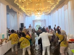 Pernikahan Viral Kebanjiran, Pengantin Hingga Tamunya Santai Malah Joget