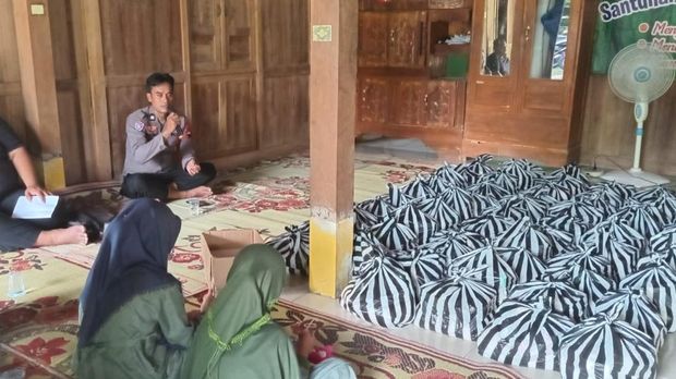 Aiptu Budi Wahono membuat rumah peduli bantu warga di berdayakan peternak kambing di Sragen