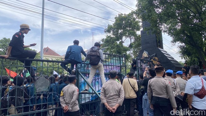 Suasana aksi Semarsng Menggugat di Kelurahan Mugassari, Kecamatan Semarang Selatan, Selasa (18/2/2025).