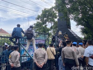 Upaya Humanis Polisi Amankan Massa Demo di Kota Semarang