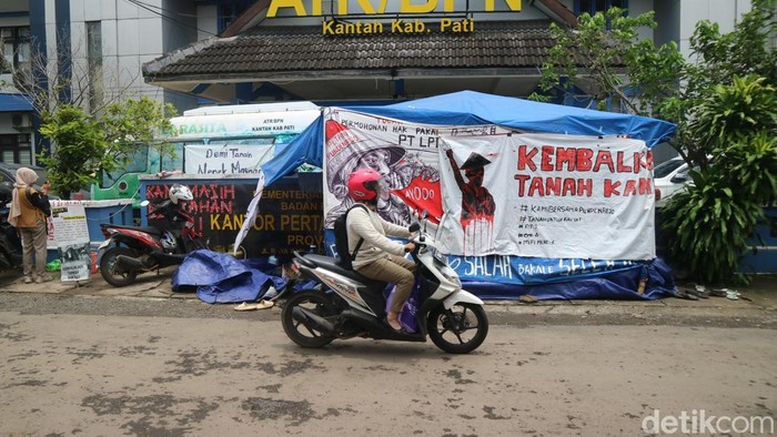 Aksi petani Pundenrejo Kecamatan Tayu berkemah sepekan ini di depan kantor ATR/BPN Pati, Selasa (18/2/2025).