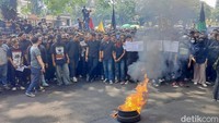 Mereka juga sempat melakukan aksi bakar ban bekas di depan DPRD Kota Malang.