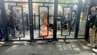 Dalam orasinya, mahasiswa mengkritik anggaran kesehatan maupun anggaran pendidikan dipotong hanya untuk memenuhi anggaran Makan Bergizi Gratis (MBG).