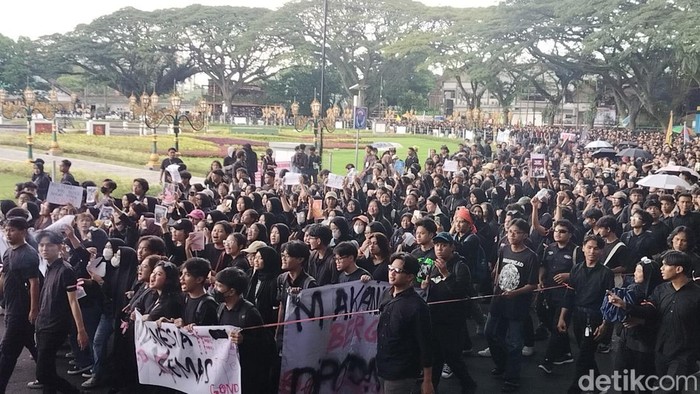 Aksi unjuk rasa mahasiswa di depan DPRD Kota Malang