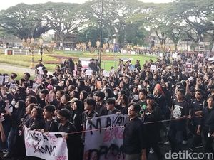 Mahasiswa Malang Demo Protes Pemotongan Anggaran Pendidikan-Kesehatan