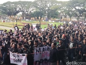 Mahasiswa Malang Demo Protes Pemotongan Anggaran Pendidikan-Kesehatan
