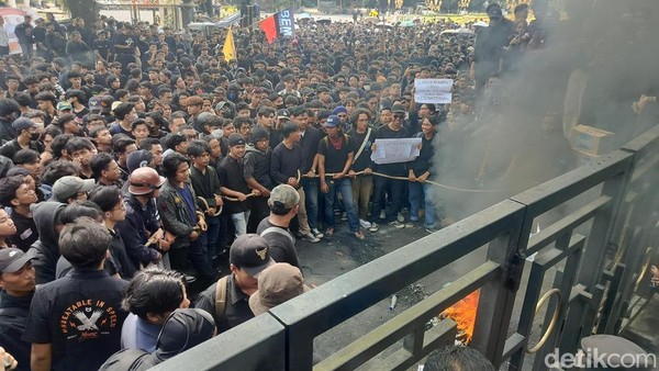 Protes Pemotongan Anggaran, Mahasiswa Malang Geruduk DPRD