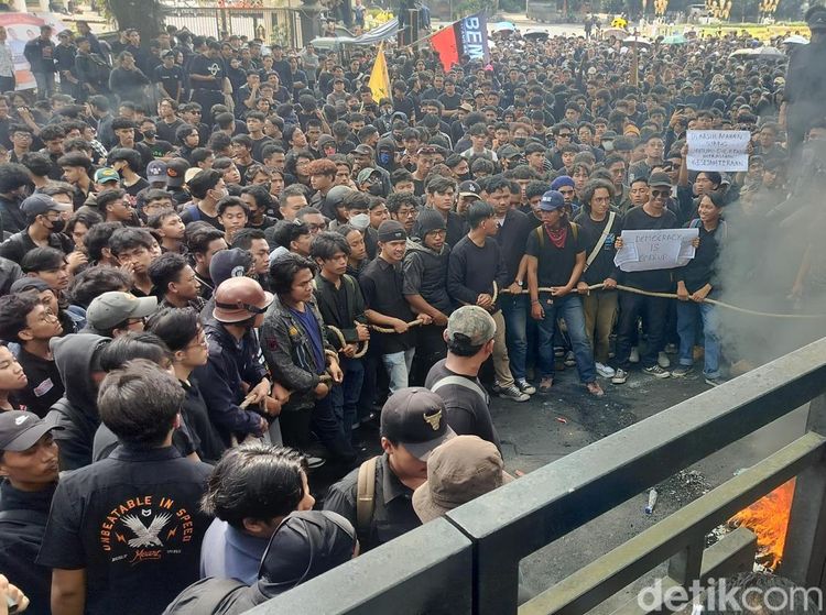 Protes Pemotongan Anggaran, Mahasiswa Malang Geruduk DPRD