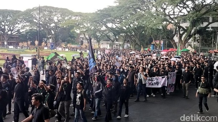 Aksi unjuk rasa mahasiswa di depan DPRD Kota Malang
