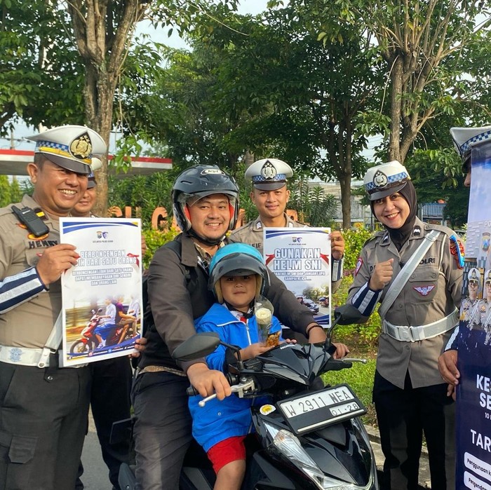 Apresiasi Pengguna Jalan Taat Aturan Lalin dengan membagikan cokelat dan bunga