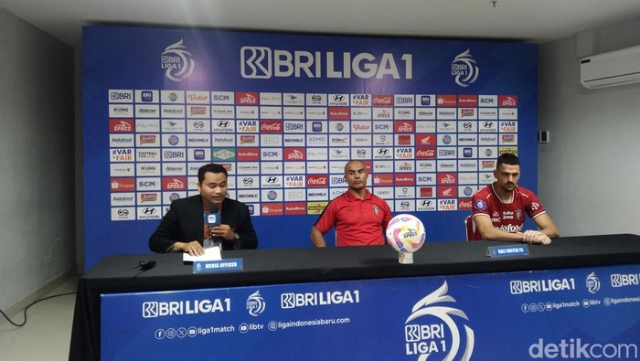 Asisten pelatih Bali United, Kleberson dos Santos (tengah) didampingi Boris Kopitovic seusai melawan Malut United dalam pekan ke-23 Liga 1 2024/2025,  Senin (17/2/2025).