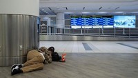 Ya, otoritas Bandara Pearson Toronto mengatakan tengah menghadapi angin kencang dan suhu dingin yang membuat jadwal penerbangan disusun ulang. Di saat yang sama setelah badai salju usai dan bandara dibuka, maskapai berusaha mengejar keterlambatan jadwal, meskipun salju setebal lebih dari 22 cm di bandara.