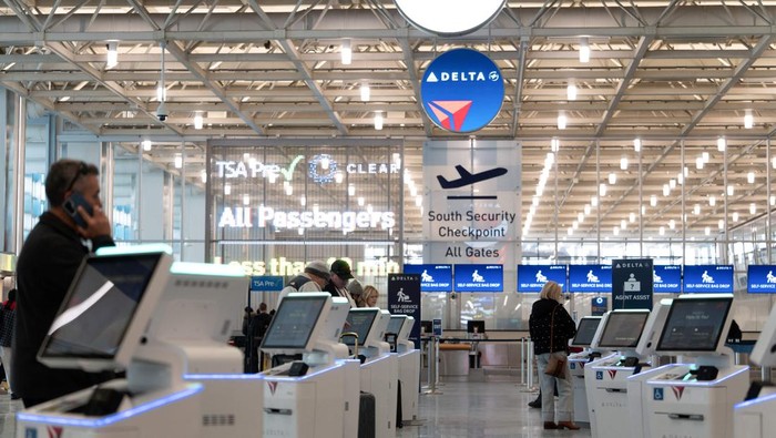 Badai Salju dan Kecelakaan Pesawat Bikin Jadwal Penerbangan di Toronto Kacau Passengers check in at the Delta Air Lines self-check kiosks, after a Delta plane which departed Minneapolis crashed at Toronto Pearson International Airport, at Minneapolis–Saint Paul International Airport in St. Paul, Minnesota, U.S. February 17, 2025. REUTERS/Tim Evans