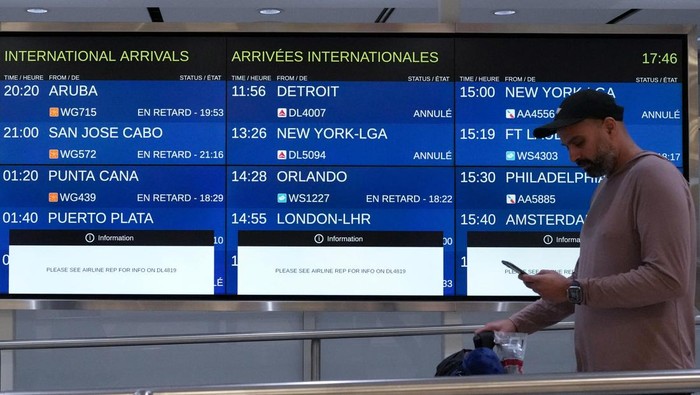 Badai Salju dan Kecelakaan Pesawat Bikin Jadwal Penerbangan di Toronto Kacau Passengers check in at the Delta Air Lines self-check kiosks, after a Delta plane which departed Minneapolis crashed at Toronto Pearson International Airport, at Minneapolis–Saint Paul International Airport in St. Paul, Minnesota, U.S. February 17, 2025. REUTERS/Tim Evans