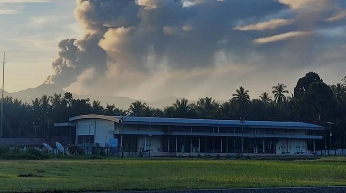 Bandara Gamar Malamo tutup sementara imbas erupsi