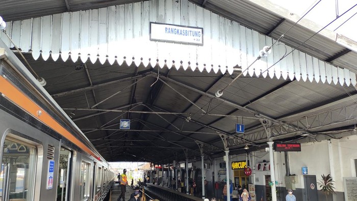 Bangunan kanopi dari zaman Belanda di Stasiun Rangkasbitung, Lebak, Banten, dibongkar. (Foto: Fathul Rizkoh/detikcom)