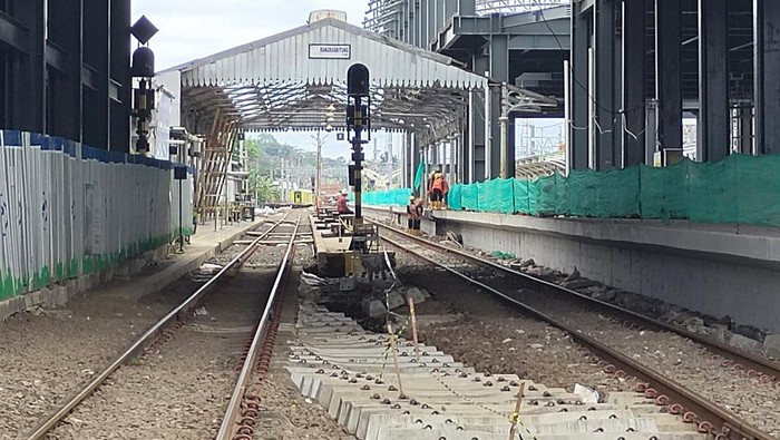 Bangunan kanopi dari zaman Belanda di Stasiun Rangkasbitung, Lebak, Banten, dibongkar. (Foto: Fathul Rizkoh/detikcom)