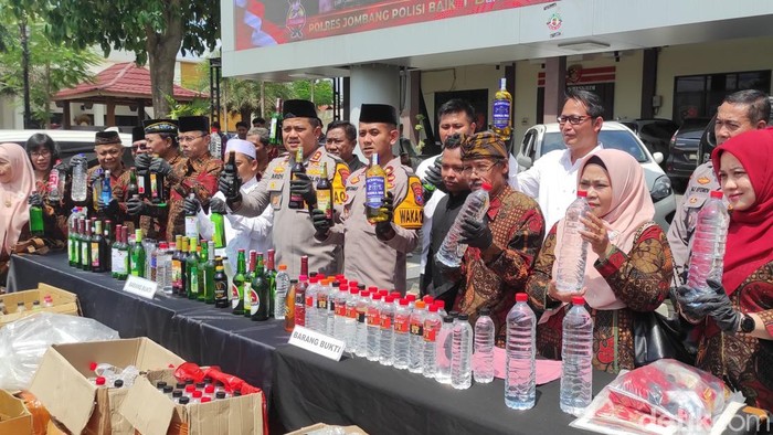 Barang bukti miras berbagai jenis yang disita Polres Jombang