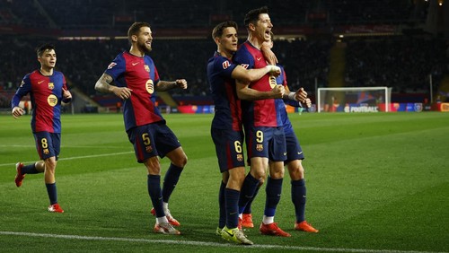 Soccer Football - LaLiga - FC Barcelona v Rayo Vallecano - Estadi Olimpic Lluis Companys, Barcelona, Spain - February 17, 2025 FC Barcelonas Robert Lewandowski celebrates scoring their first goal with teammates REUTERS/Albert Gea