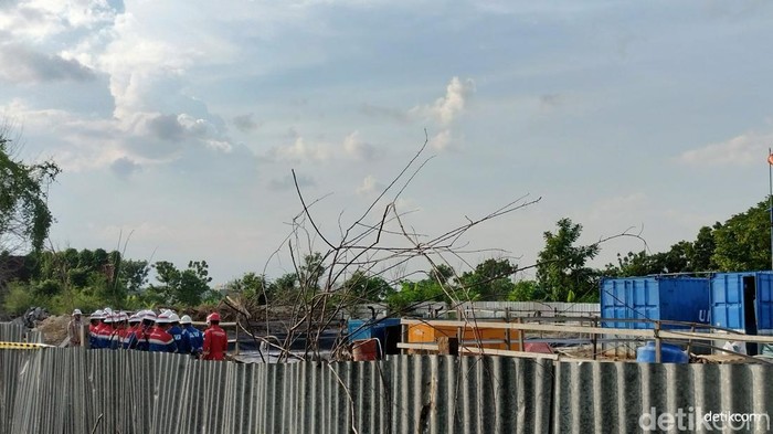 Beberapa pekerja dan petugas sedang di area sekitar kolam penampungan di area pengeboran Pertamina EP Sukowati Bojonegoro.