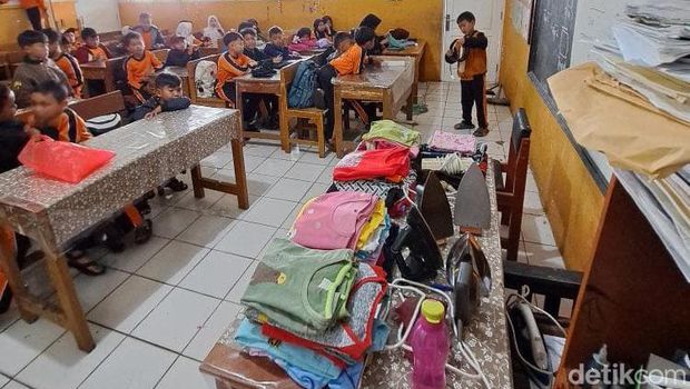Belajar Menyetrika di Kelas