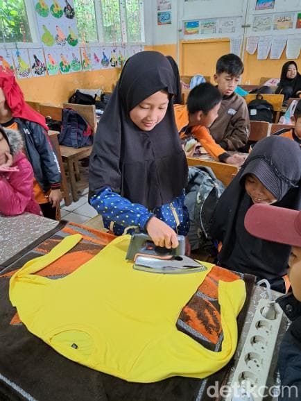 Belajar Menyetrika di Kelas