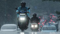 Hujan mengguyur Jakarta siang ini. Para pengendara motor pun menerobosnya dengan memakai jas hujan.  