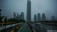 Masyarakat yang akan beraktivitas di luar rumah harap menyiapkan payung hingga jas hujan. Hal itu untuk mengantisipasi hujan mengguyur Jakarta.  