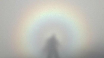 Fenomena Brocken Spectre, ini terjadi ketika seseorang berdiri di ketinggian yang lebih tinggi di pegunungan dan nelihat bayangannya terbentuk di awan pada ketinggian lebih rendah. Foto: Boredpanda
