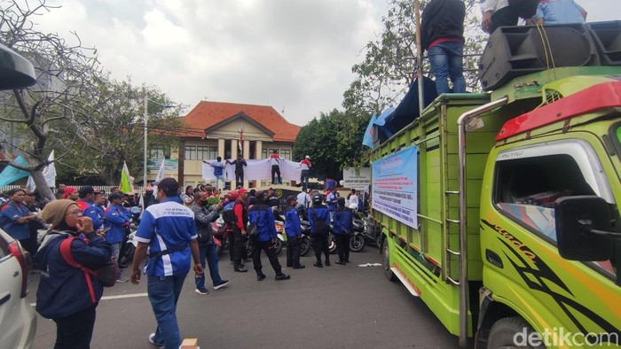 Buruh geruduk PN Sidoarjo desak eksekusi lahan untuk perumahan.