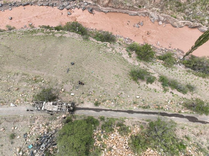 Emergency personnel respond to the scene of a deadly crash after a bus dropped off a precipice, in Yocalla, Bolivia, February 17, 2025. Comando Departamental de Potosi/Handout via REUTERS ATTENTION EDITORS - THIS IMAGE HAS BEEN SUPPLIED BY A THIRD PARTY. NO RESALES. NO ARCHIVES