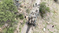 Kecelakaan itu terjadi di jalan sempit dua arah antara kota Potosi dan Oruro, dengan melewati jurang sedalam hampir setengah mil.
