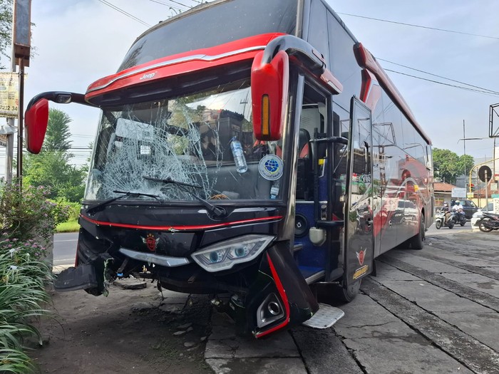 bus tabrak motor tewaskan pasutri di Blitar