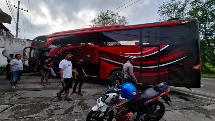 Bus tabrak motor tewaskan pasutri di Blitar