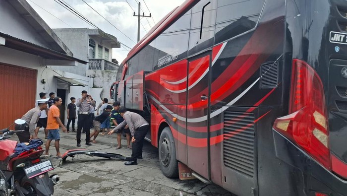 bus tabrak motor tewaskan pasutri di Blitar