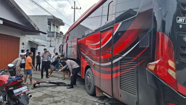 bus tabrak motor tewaskan pasutri di Blitar
