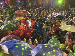 Meriahnya Arak-arakan Cap Go Meh di Sukabumi