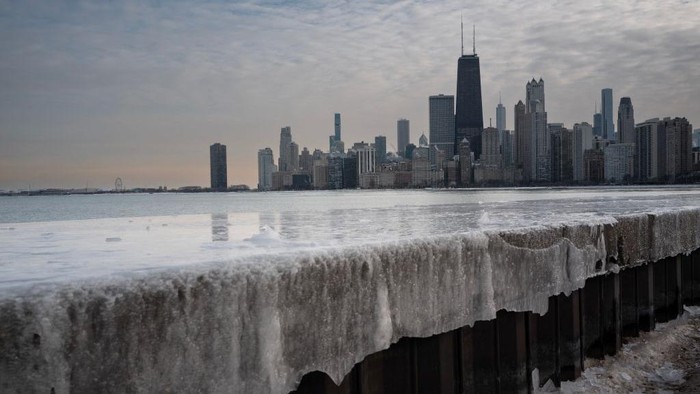 Cuaca Ekstrem, Tepi Danau Michigan Membeku CHICAGO, ILLINOIS - FEBRUARY 17: A runner runs along the shore of Lake Michigan as temperatures dipped into the single-digits on February 17, 2025 in Chicago, Illinois. Temperatures are expected to remain below normal in the city for the remainder of the week. (Photo by Scott Olson/Getty Images)