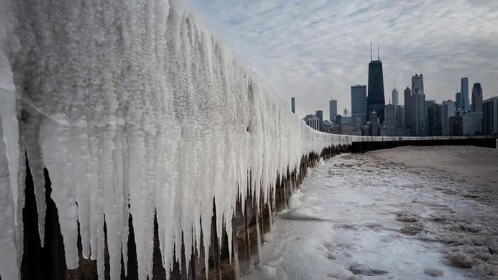 CHICAGO, ILLINOIS - FEBRUARY 17: A runner runs along the shore of Lake Michigan as temperatures dipped into the single-digits on February 17, 2025 in Chicago, Illinois. Temperatures are expected to remain below normal in the city for the remainder of the week. (Photo by Scott Olson/Getty Images)