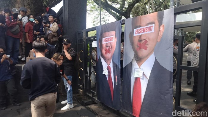 Demo Mahasiswa di Kota Malang bakar foto Prabowo-Gibran