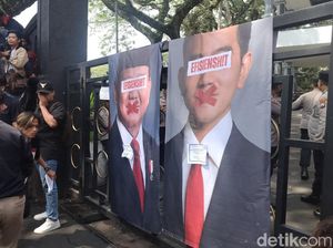 Penampakan Foto Prabowo-Gibran Dicoret-Dibakar Mahasiswa di Kota Malang