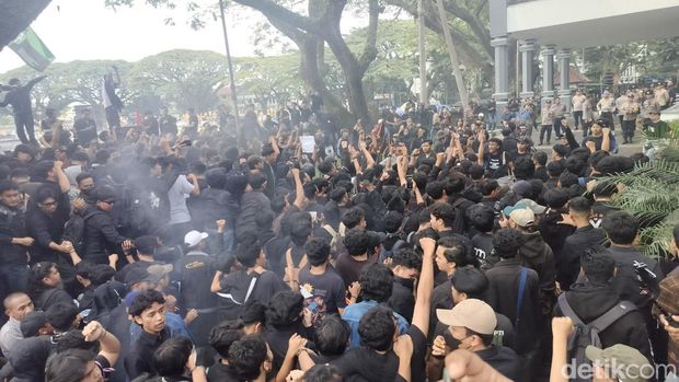Demo Mahasiswa di Kota Malang bakar foto Prabowo-Gibran