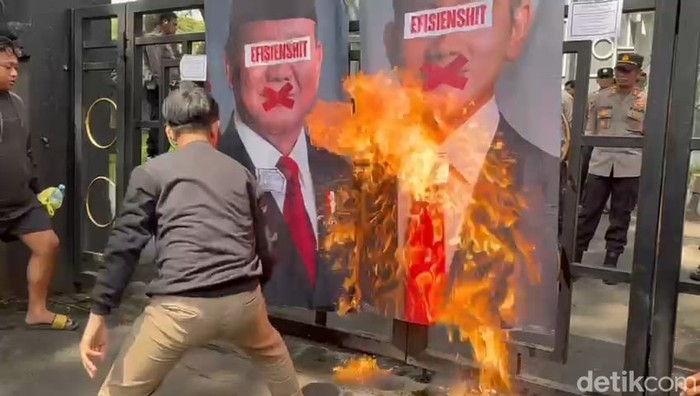 Demo Mahasiswa di Kota Malang bakar foto Prabowo-Gibran