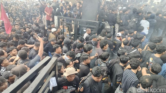 demo mahasiswa di malang tolak efisiensi pendidikan
