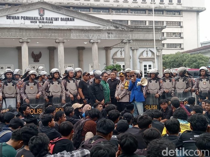 Demo mahasiswa PMII UIN Walisongo Semarang di Kantor DPRD Kota Semarang, Selasa (18/2/2025).